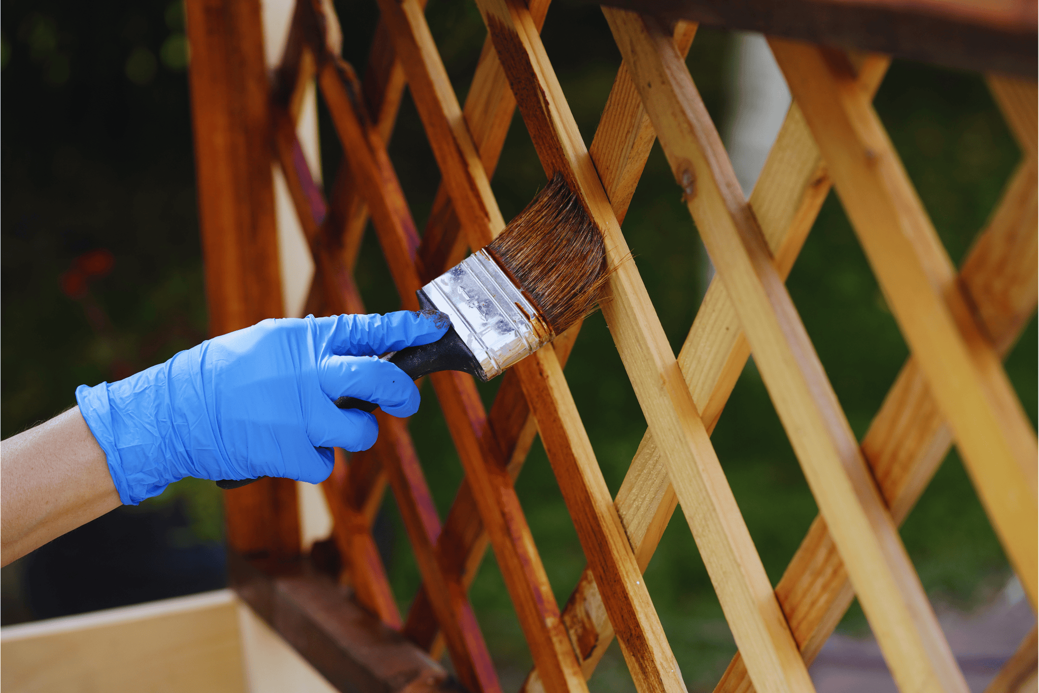 Lasure sur lasure ancienne : comment procéder ?