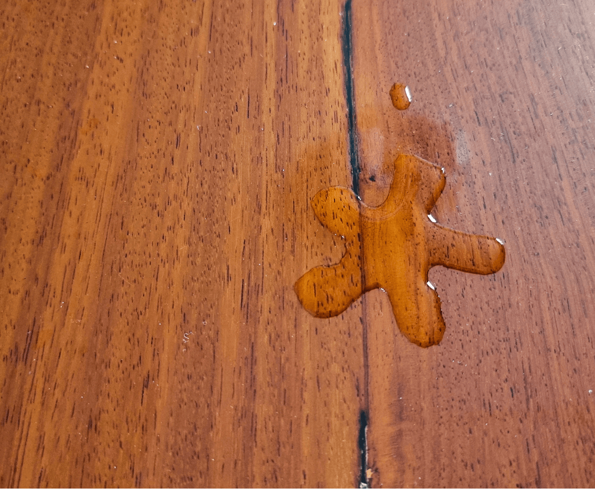 Tâche incrustée parquet : le guide complet pour la nettoyer sans l'abîmer