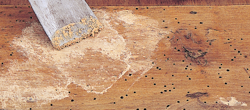 Comment réparer un meuble en bois (trous, fissures, rayures) ? 